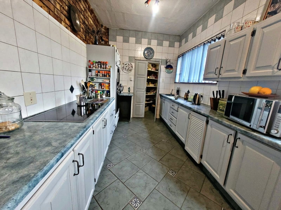 5 Bedroom Property for Sale in Faerie Glen Gauteng