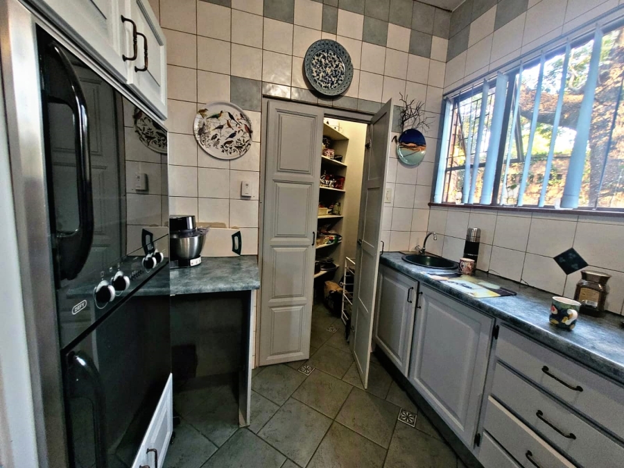 5 Bedroom Property for Sale in Faerie Glen Gauteng