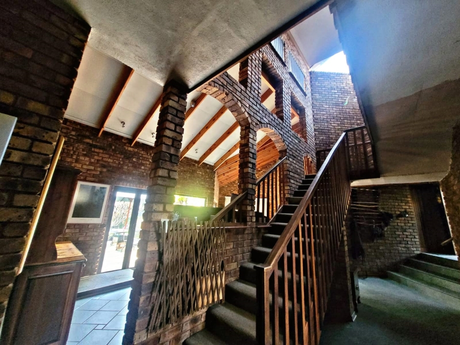 5 Bedroom Property for Sale in Faerie Glen Gauteng