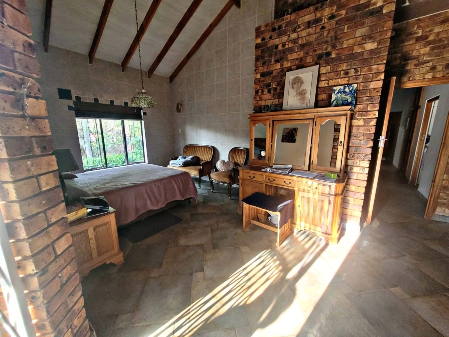 5 Bedroom Property for Sale in Faerie Glen Gauteng