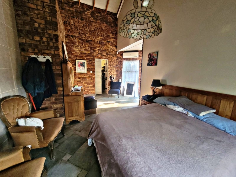 5 Bedroom Property for Sale in Faerie Glen Gauteng