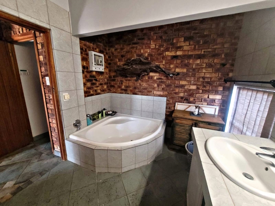 5 Bedroom Property for Sale in Faerie Glen Gauteng