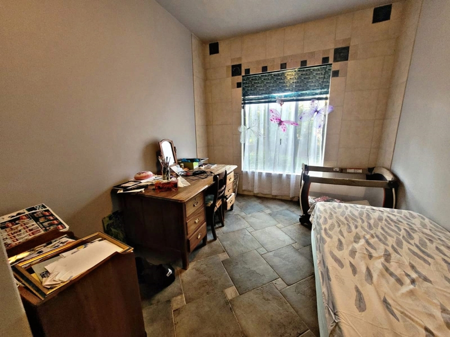 5 Bedroom Property for Sale in Faerie Glen Gauteng