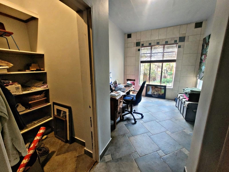 5 Bedroom Property for Sale in Faerie Glen Gauteng