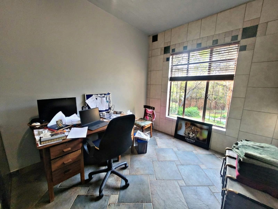 5 Bedroom Property for Sale in Faerie Glen Gauteng