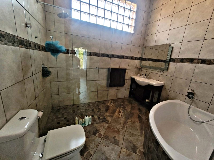 5 Bedroom Property for Sale in Faerie Glen Gauteng