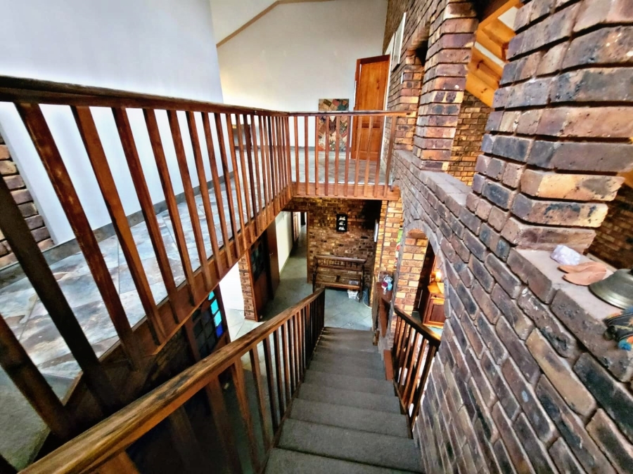 5 Bedroom Property for Sale in Faerie Glen Gauteng