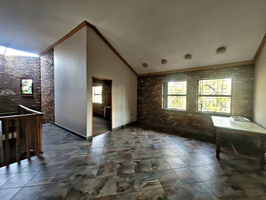5 Bedroom Property for Sale in Faerie Glen Gauteng