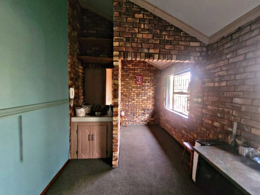5 Bedroom Property for Sale in Faerie Glen Gauteng