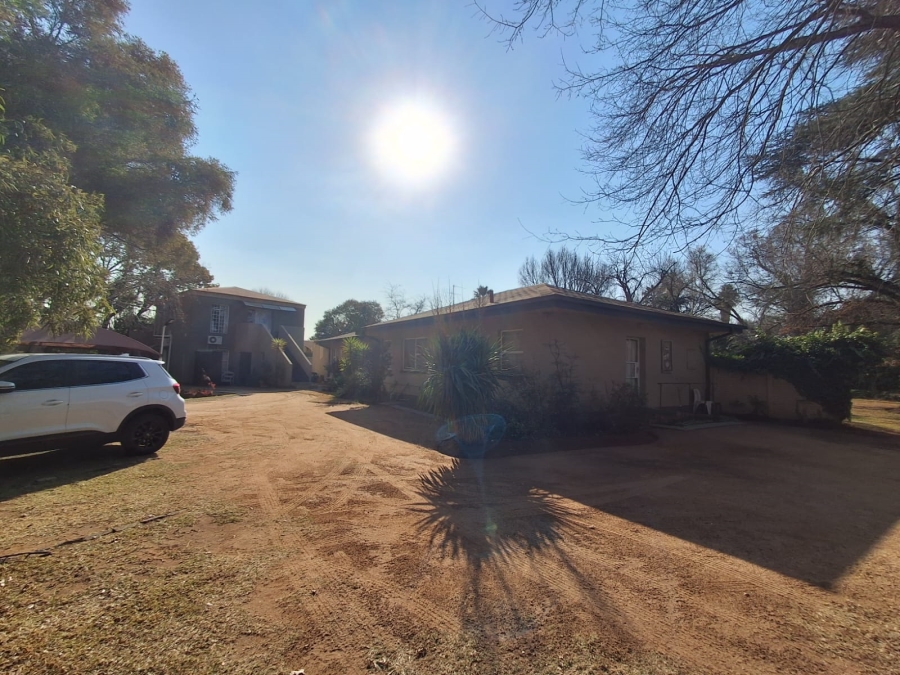10 Bedroom Property for Sale in Three Rivers Gauteng