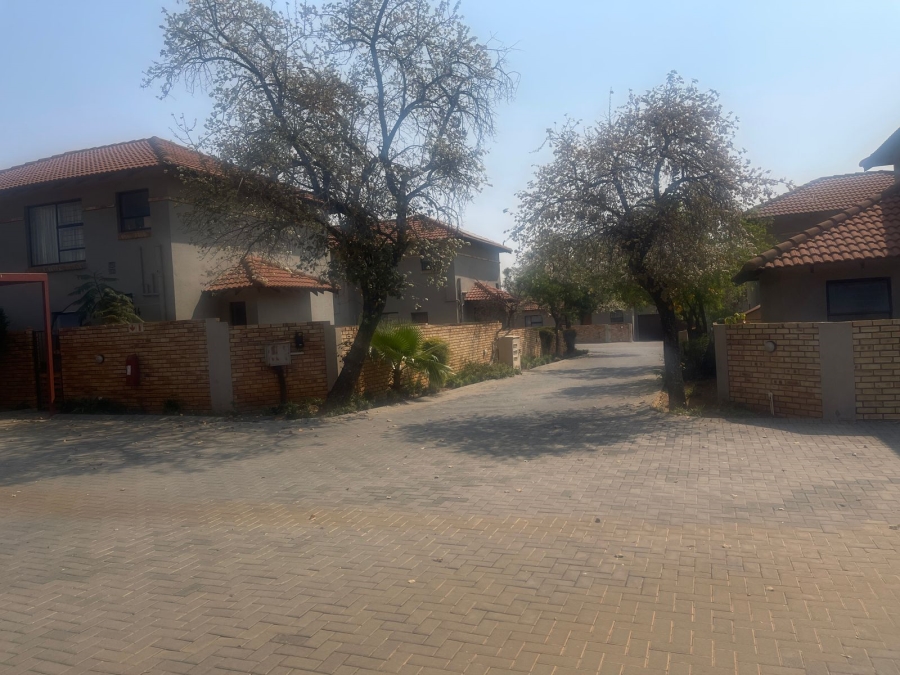 To Let 3 Bedroom Property for Rent in Heuwelsig Estate Gauteng