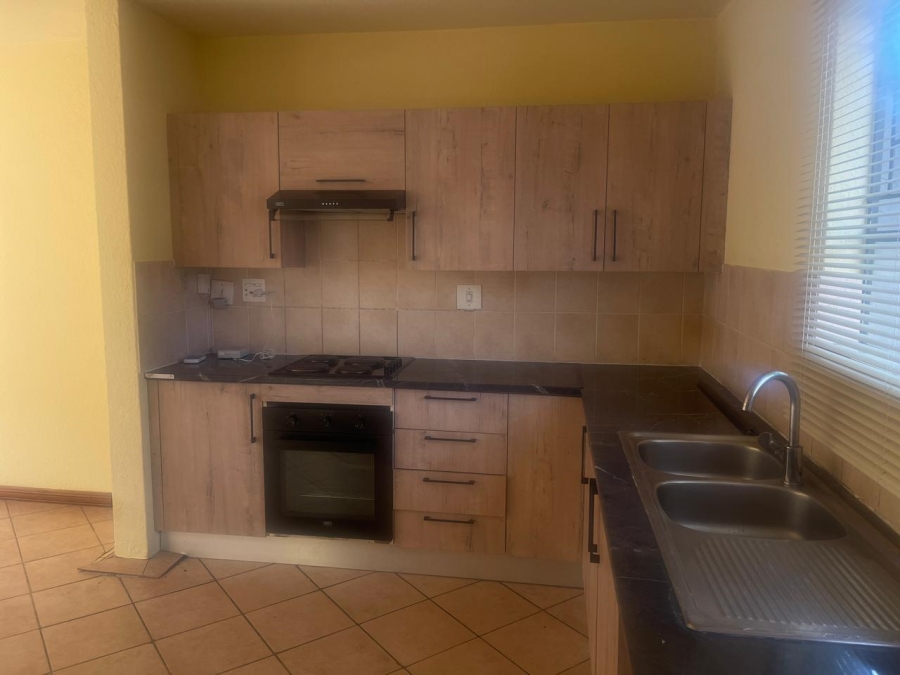 To Let 3 Bedroom Property for Rent in Heuwelsig Estate Gauteng