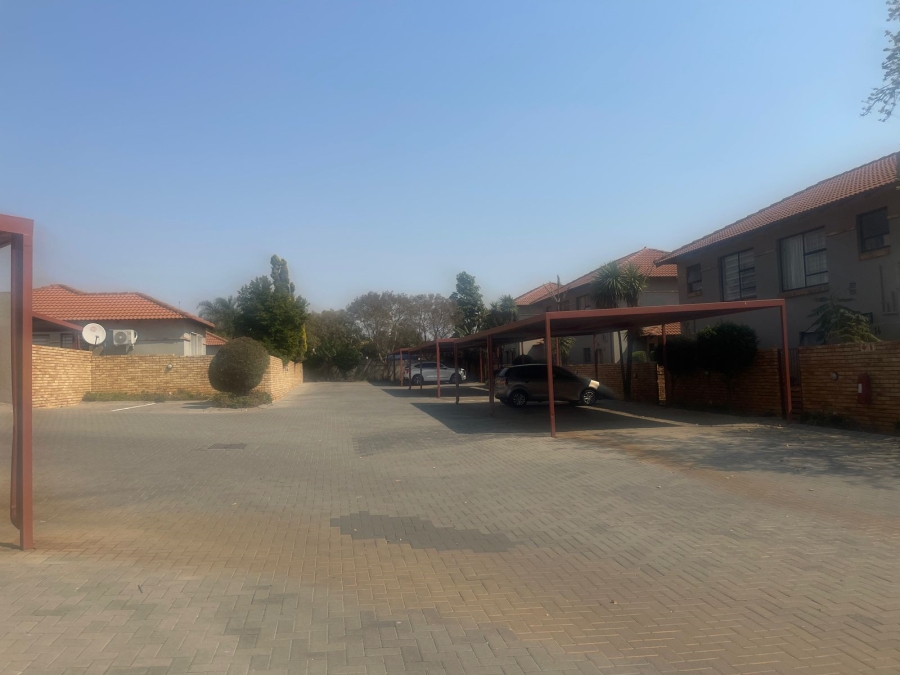 To Let 3 Bedroom Property for Rent in Heuwelsig Estate Gauteng