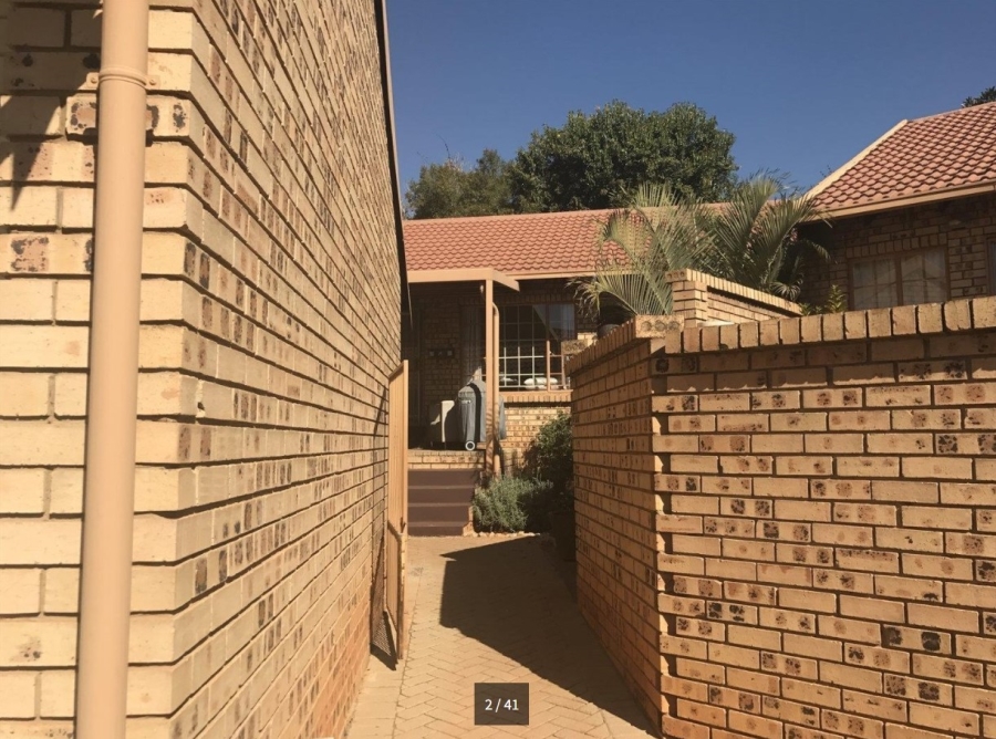 2 Bedroom Property for Sale in Faerie Glen Gauteng