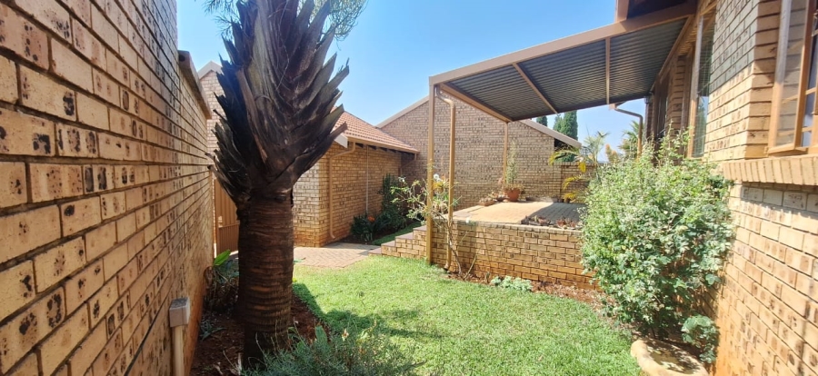 2 Bedroom Property for Sale in Faerie Glen Gauteng