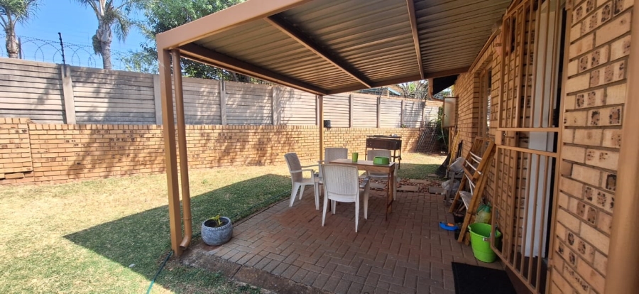 2 Bedroom Property for Sale in Faerie Glen Gauteng