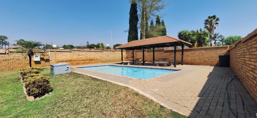 2 Bedroom Property for Sale in Faerie Glen Gauteng