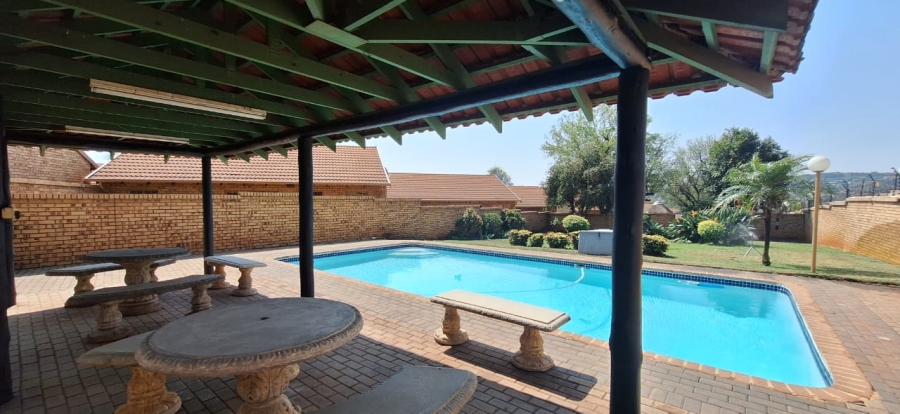 2 Bedroom Property for Sale in Faerie Glen Gauteng