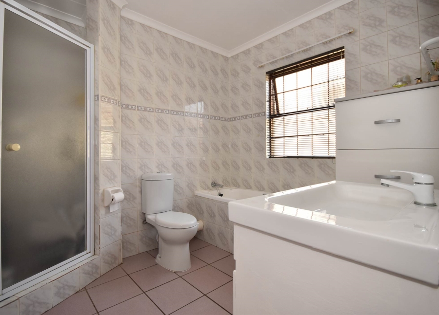 4 Bedroom Property for Sale in Bromhof Gauteng