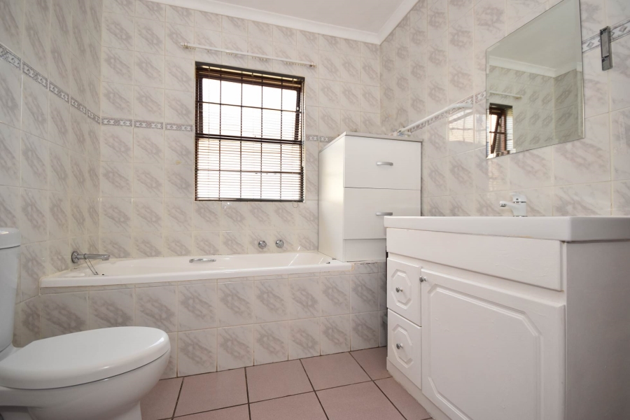 4 Bedroom Property for Sale in Bromhof Gauteng