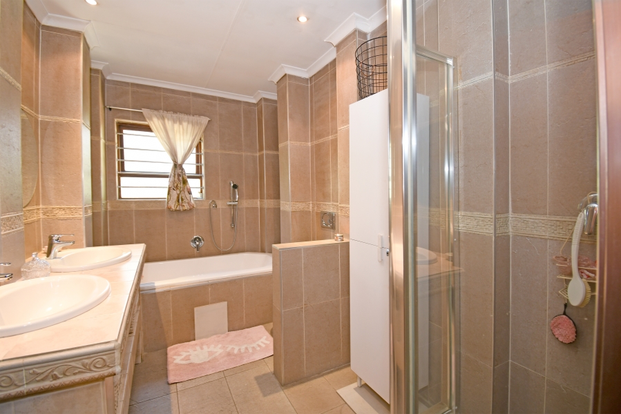 6 Bedroom Property for Sale in North Riding Gauteng