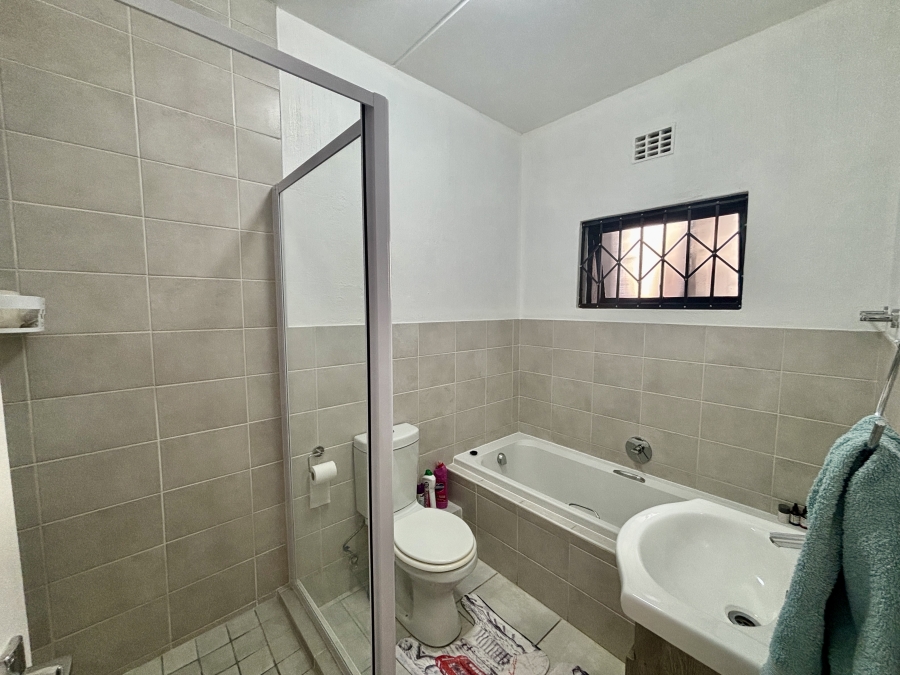 To Let 2 Bedroom Property for Rent in Barbeque Downs Gauteng