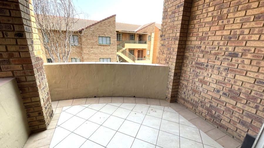 2 Bedroom Property for Sale in Die Hoewes Gauteng