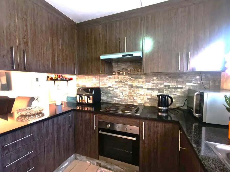 2 Bedroom Property for Sale in Mondeor Gauteng