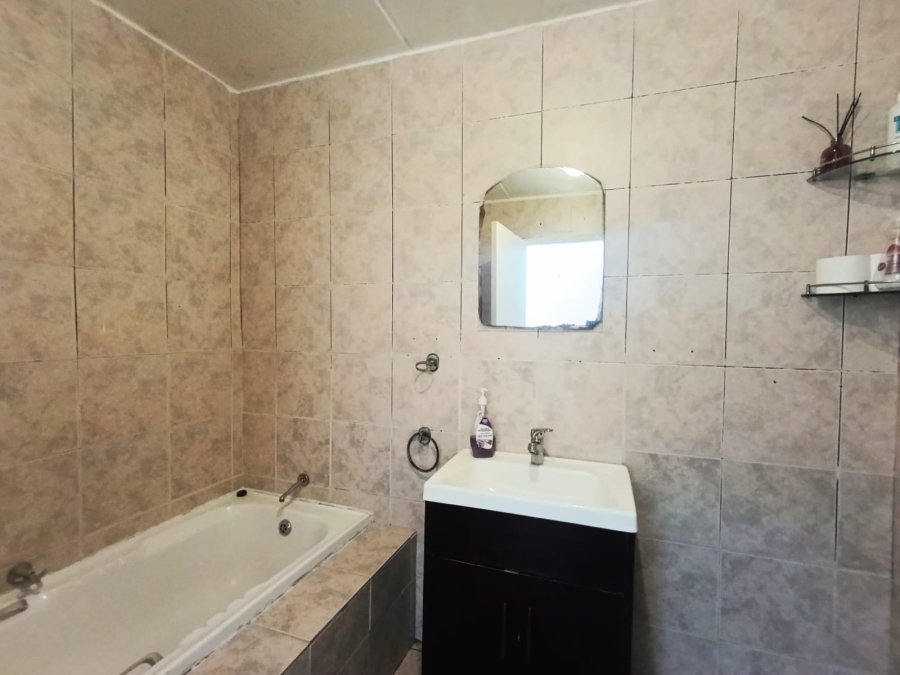 2 Bedroom Property for Sale in Mondeor Gauteng