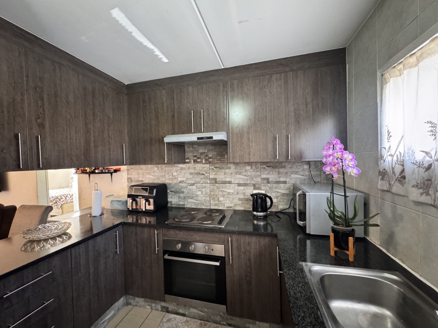 2 Bedroom Property for Sale in Mondeor Gauteng