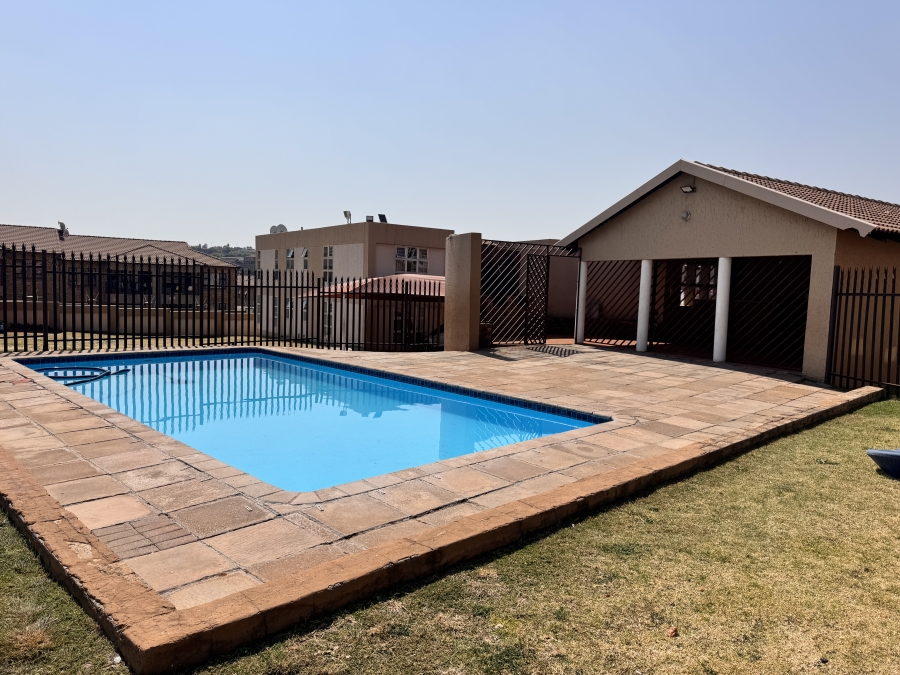 2 Bedroom Property for Sale in Mondeor Gauteng