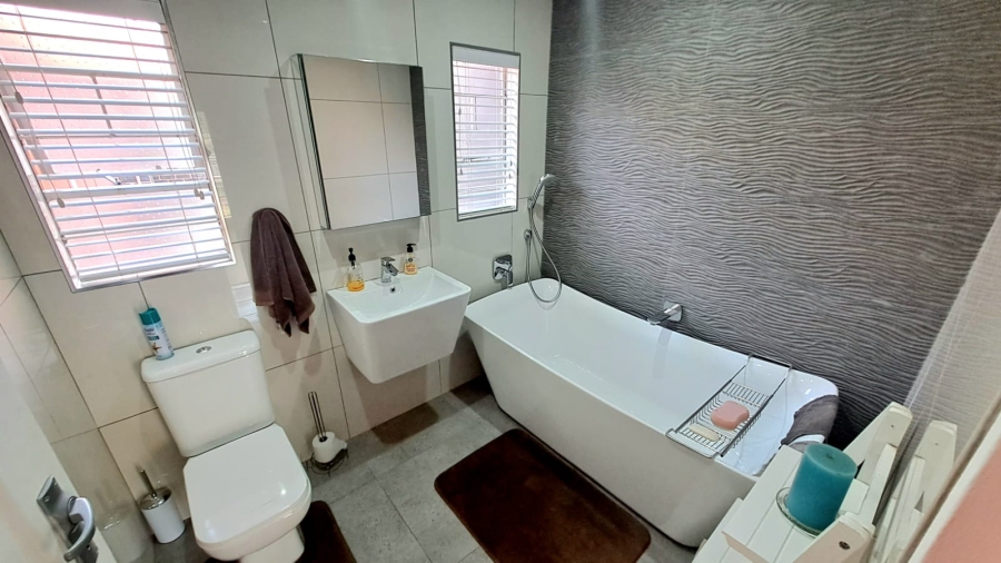 3 Bedroom Property for Sale in Falcon Ridge Gauteng