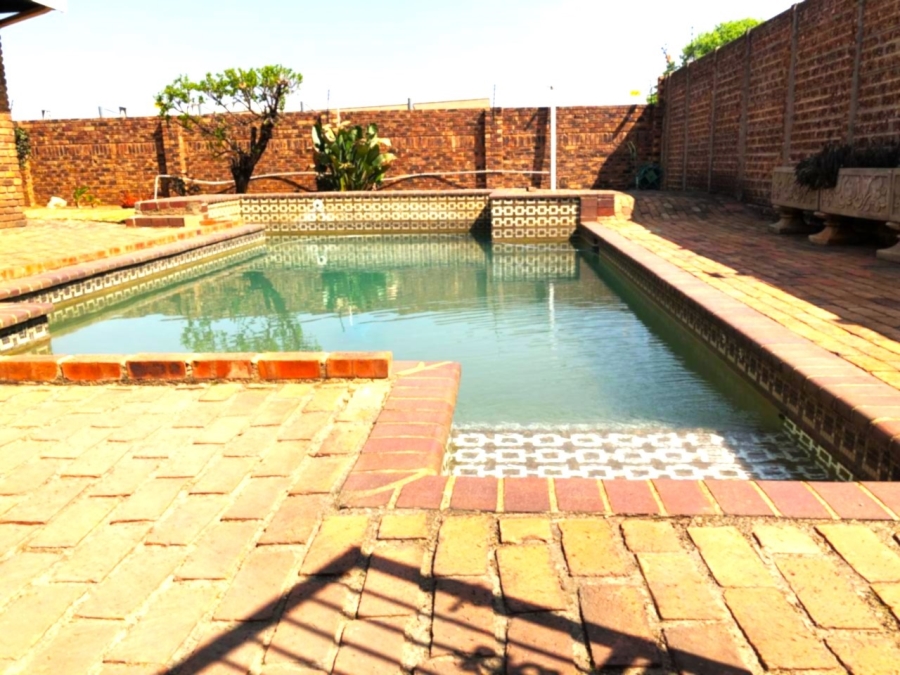 3 Bedroom Property for Sale in Bardene Gauteng