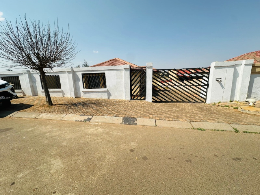To Let 3 Bedroom Property for Rent in Groblerpark Gauteng