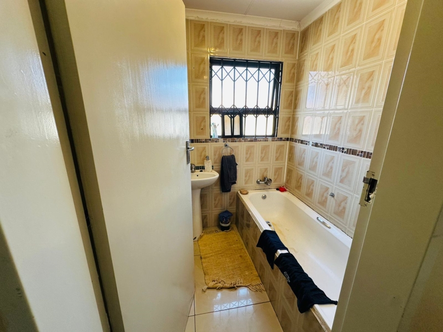 To Let 3 Bedroom Property for Rent in Groblerpark Gauteng