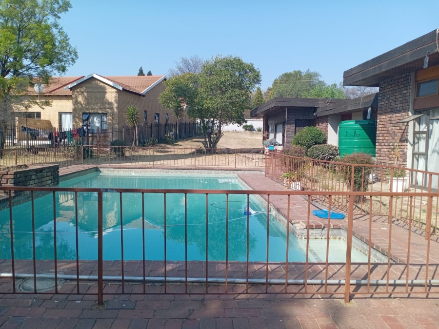 To Let 1 Bedroom Property for Rent in Buccleuch Gauteng