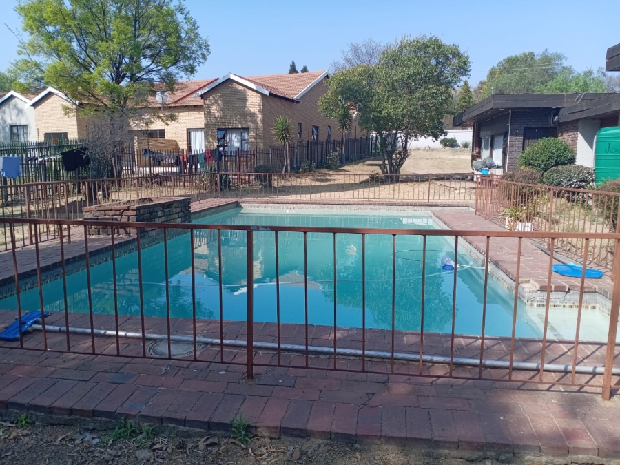 To Let 1 Bedroom Property for Rent in Buccleuch Gauteng