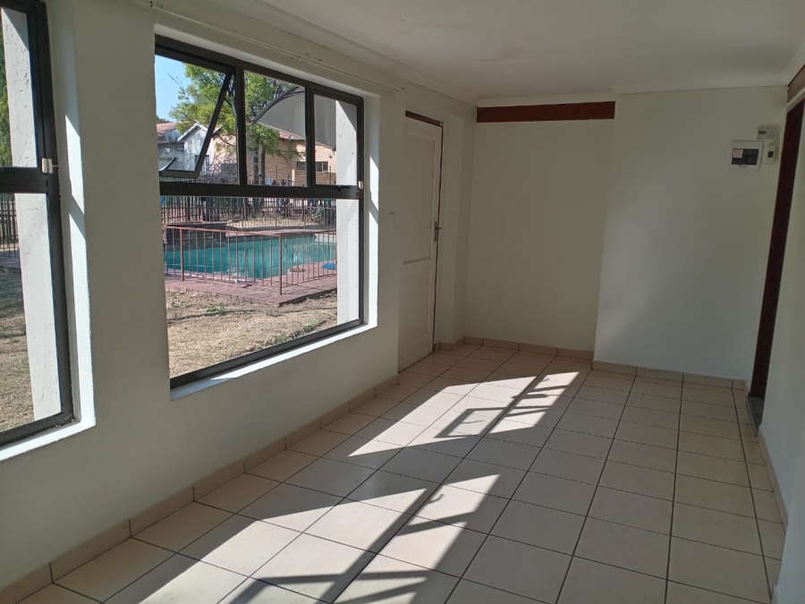 To Let 1 Bedroom Property for Rent in Buccleuch Gauteng