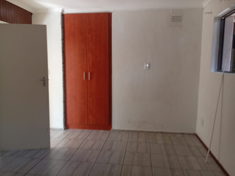 To Let 1 Bedroom Property for Rent in Buccleuch Gauteng
