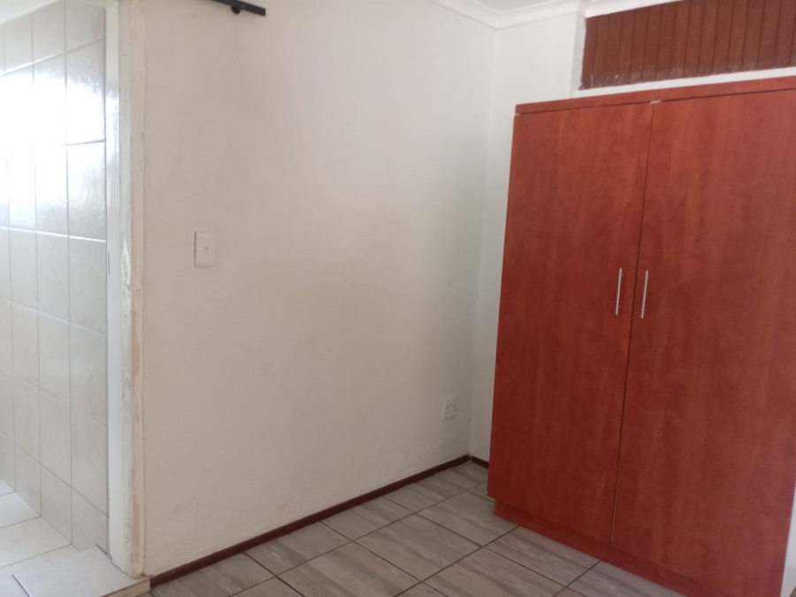 To Let 1 Bedroom Property for Rent in Buccleuch Gauteng