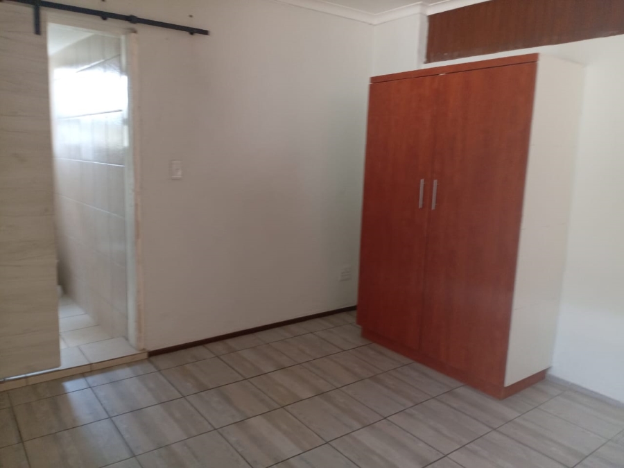 To Let 1 Bedroom Property for Rent in Buccleuch Gauteng