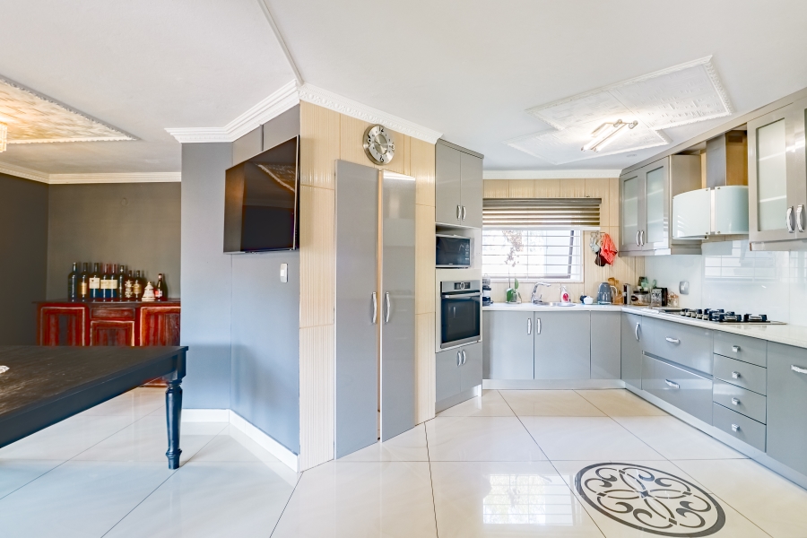 To Let 4 Bedroom Property for Rent in Silver Lakes Golf Estate Gauteng