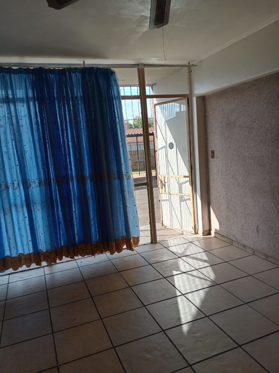 2 Bedroom Property for Sale in Vanderbijlpark CW 3 Gauteng
