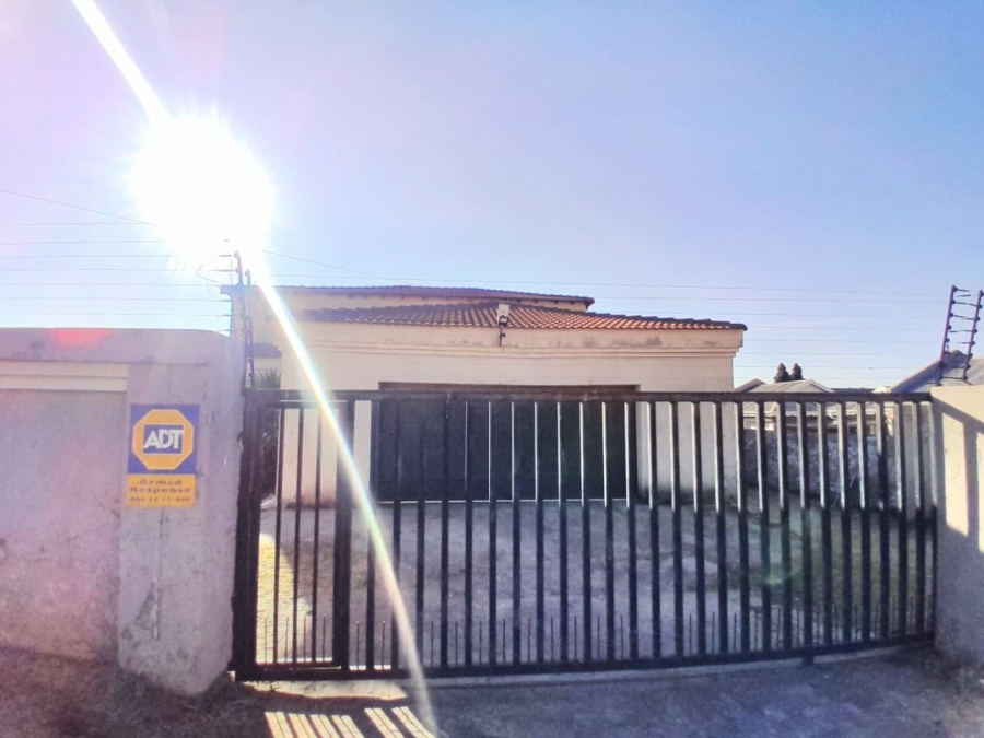 To Let 5 Bedroom Property for Rent in Greenhills Ext 3 Gauteng