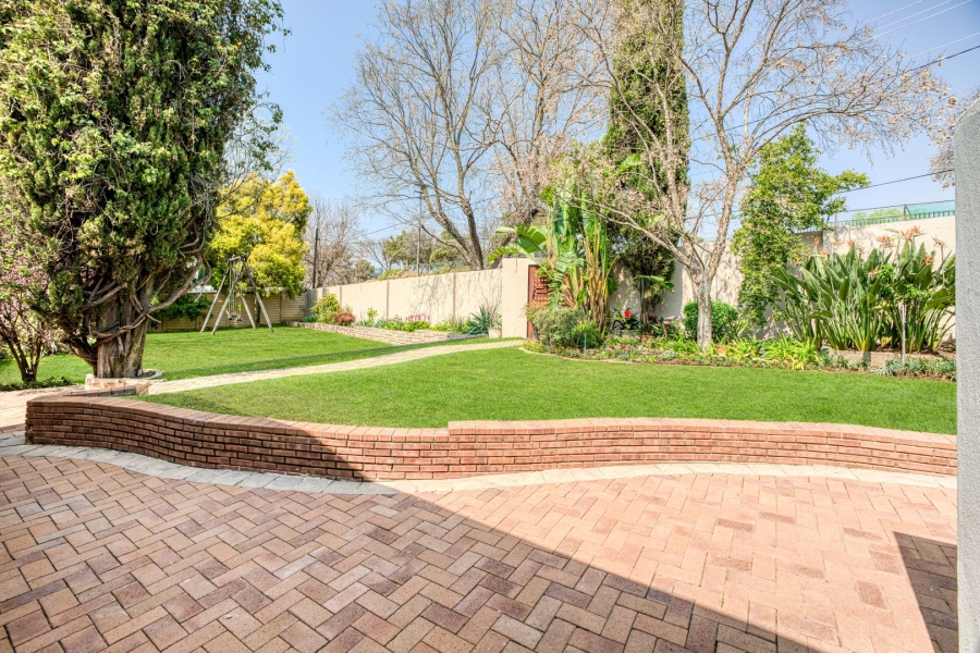 5 Bedroom Property for Sale in Victory Park Gauteng