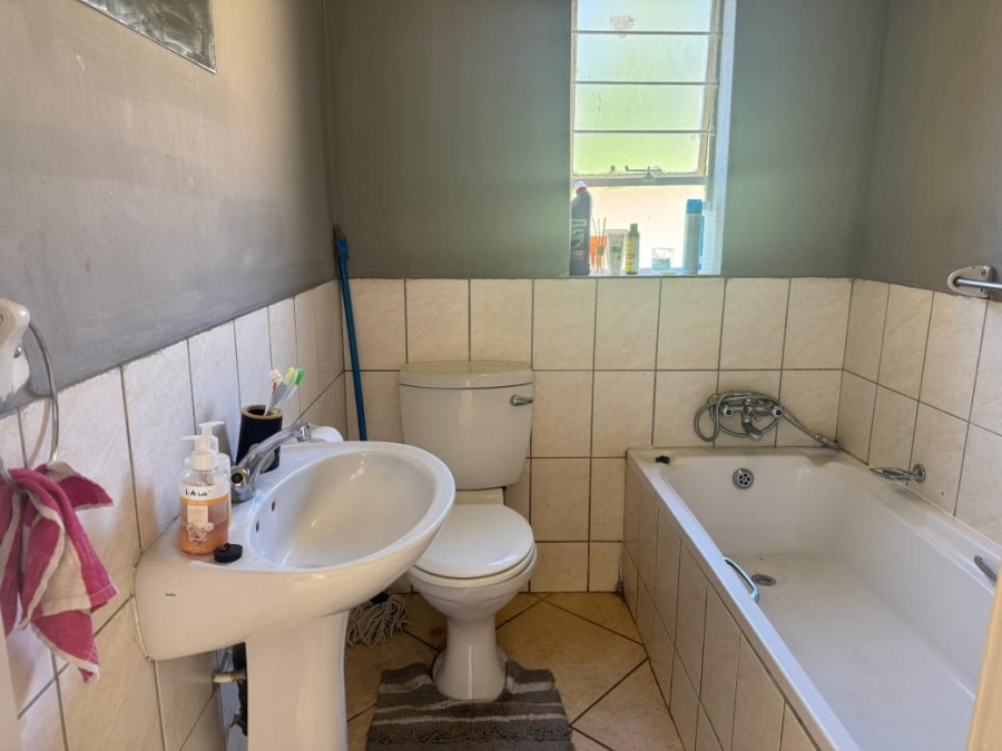 To Let 2 Bedroom Property for Rent in Greenhills Gauteng