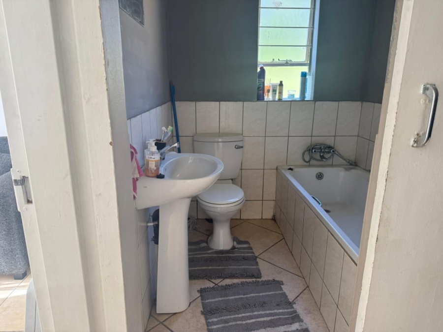 To Let 2 Bedroom Property for Rent in Greenhills Gauteng