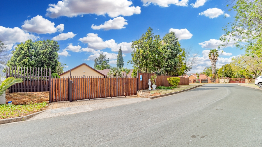 5 Bedroom Property for Sale in Rant En Dal Gauteng
