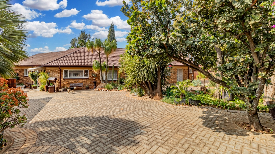 5 Bedroom Property for Sale in Rant En Dal Gauteng