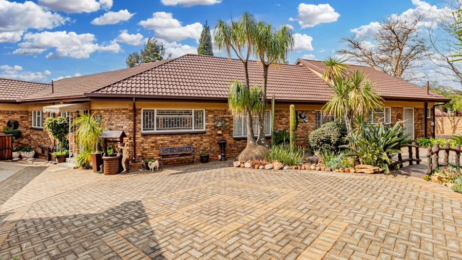 5 Bedroom Property for Sale in Rant En Dal Gauteng